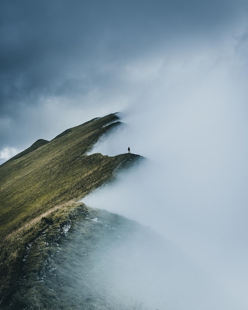 Sceniczny widok gór na chmurnym niebie w mglistą pogodę