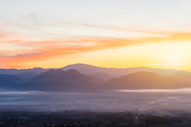 Sceniczny widok gór na pomarańczowym niebie
