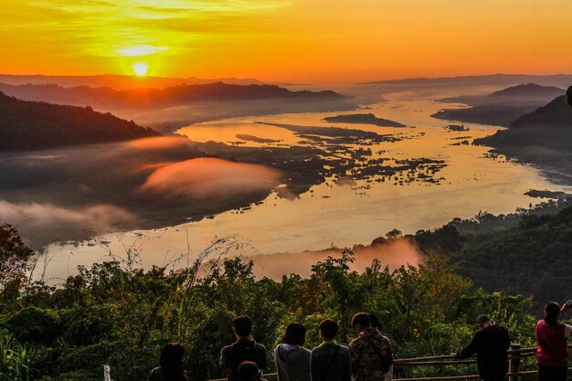 Sceniczny Widok Gór Na Pomarańczowym Niebie