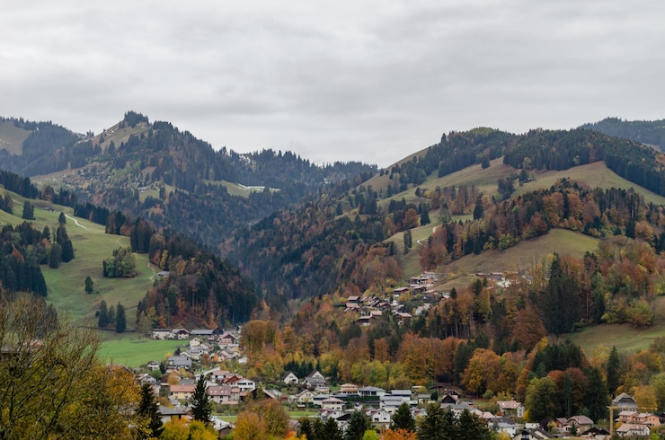 Zdjęcie sceniczny widok gór na tle nieba jesienią