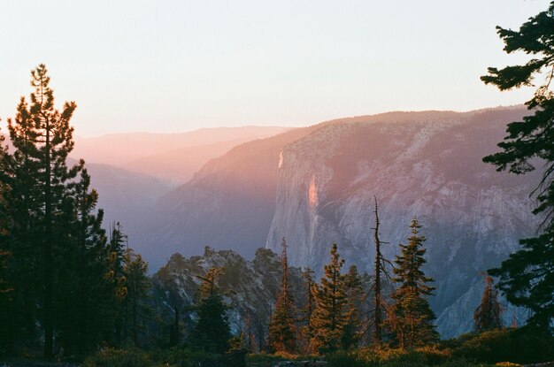 Sceniczny widok gór na tle nieba w Parku Narodowym Yosemite ca