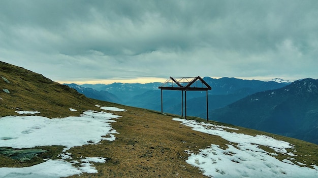 Sceniczny widok gór na tle nieba w zimie