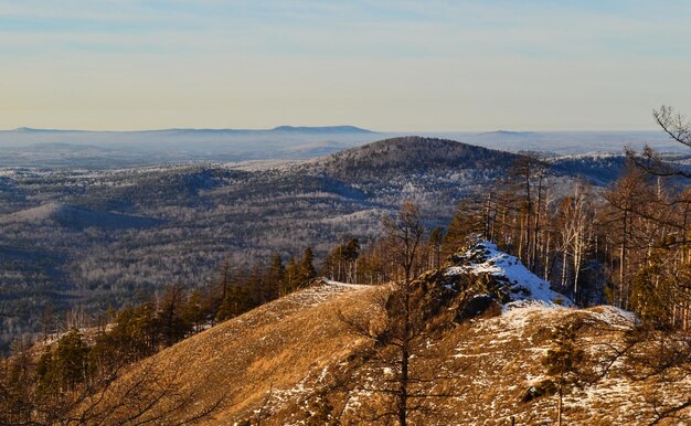 Zdjęcie sceniczny widok gór na tle nieba w zimie