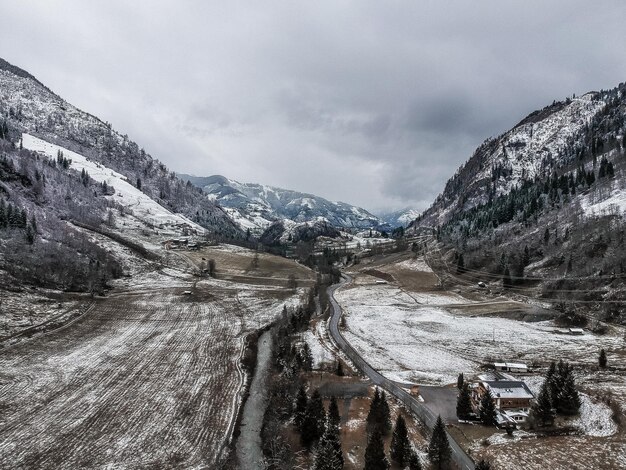 Zdjęcie sceniczny widok gór na tle nieba w zimie