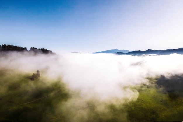 Zdjęcie sceniczny widok gór na tle nieba