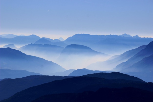 Sceniczny widok gór na tle nieba