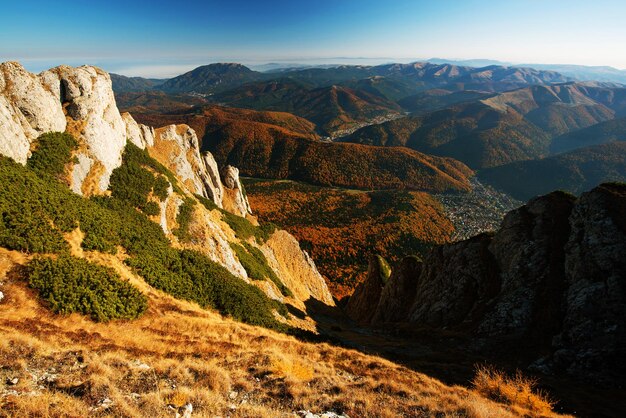 Zdjęcie sceniczny widok gór na tle nieba