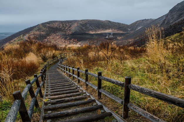 Zdjęcie sceniczny widok gór na tle nieba