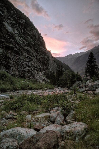 Zdjęcie sceniczny widok gór na tle nieba