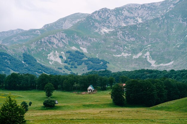 Zdjęcie sceniczny widok gór na tle nieba