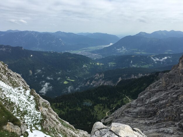 Zdjęcie sceniczny widok gór na tle nieba