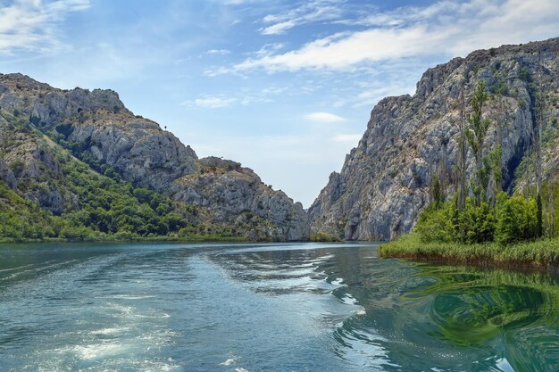 Zdjęcie sceniczny widok gór na tle nieba