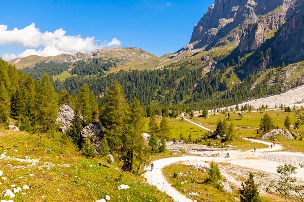 Zdjęcie sceniczny widok gór na tle nieba