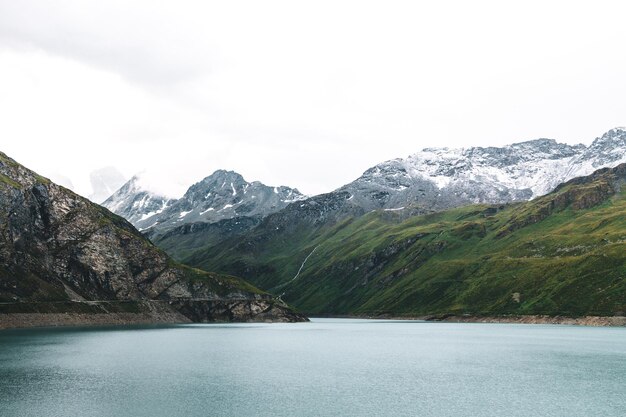 Zdjęcie sceniczny widok gór na tle nieba