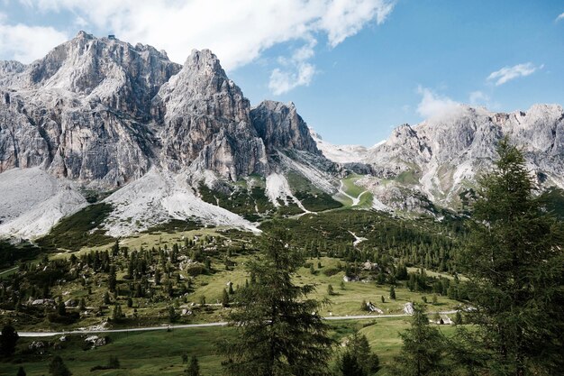 Zdjęcie sceniczny widok gór na tle nieba