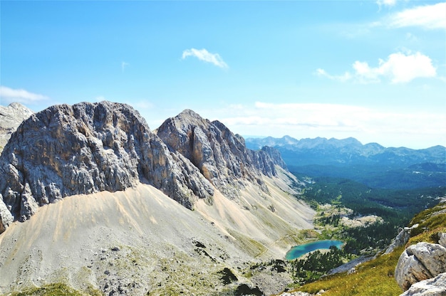 Sceniczny widok gór na tle nieba