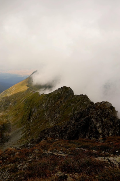 Zdjęcie sceniczny widok gór na tle nieba