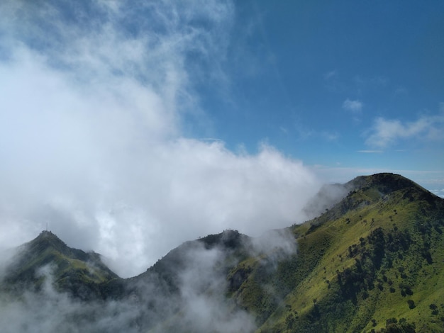 Sceniczny widok gór na tle nieba