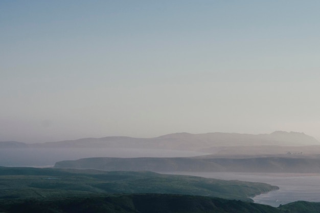 Zdjęcie sceniczny widok gór na tle nieba