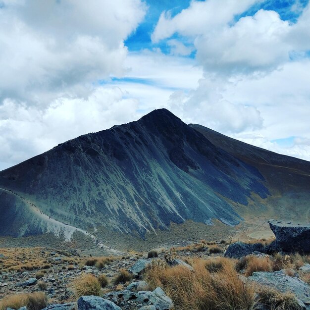 Zdjęcie sceniczny widok gór na tle nieba