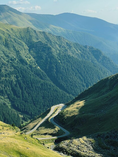 Zdjęcie sceniczny widok gór na tle nieba