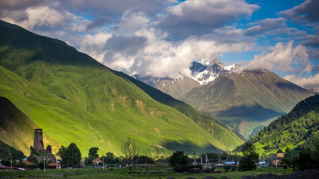 Zdjęcie sceniczny widok gór na tle nieba