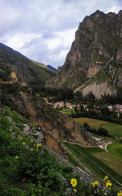 Zdjęcie sceniczny widok gór na tle nieba