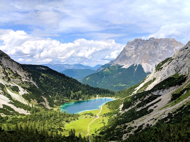 Sceniczny widok gór na tle nieba