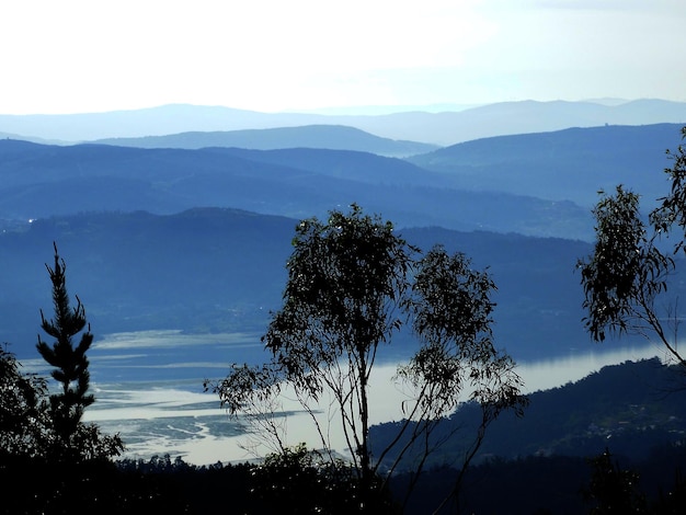 Sceniczny widok gór na tle nieba