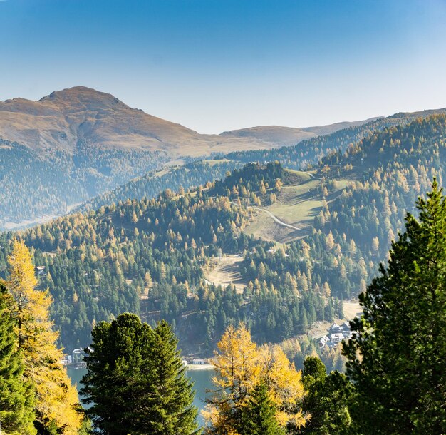 Zdjęcie sceniczny widok gór na tle nieba