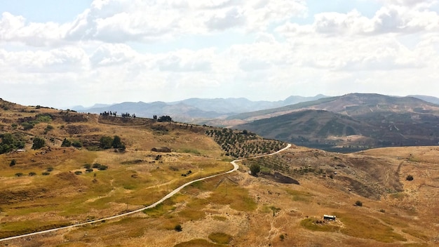 Zdjęcie sceniczny widok gór na tle nieba