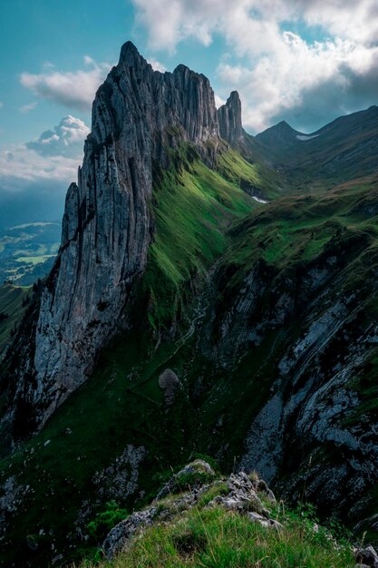 Zdjęcie sceniczny widok gór na tle nieba