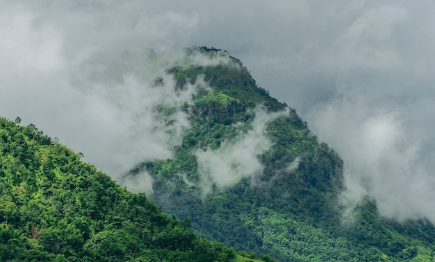 Sceniczny widok gór na tle nieba