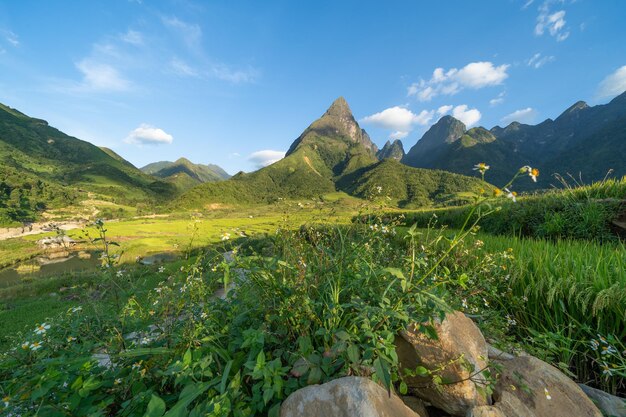 Zdjęcie sceniczny widok gór na tle nieba