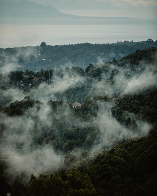 Sceniczny widok gór na tle nieba