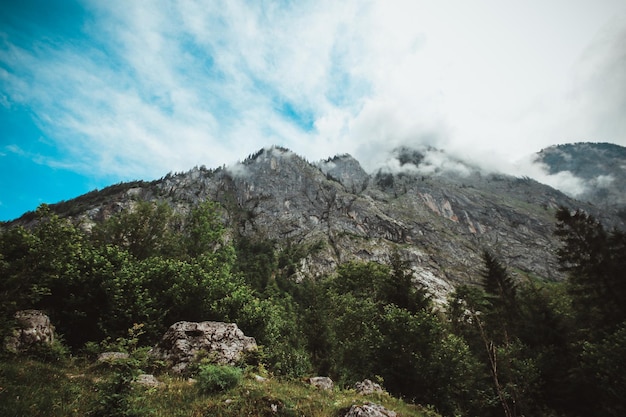 Sceniczny widok gór na tle nieba