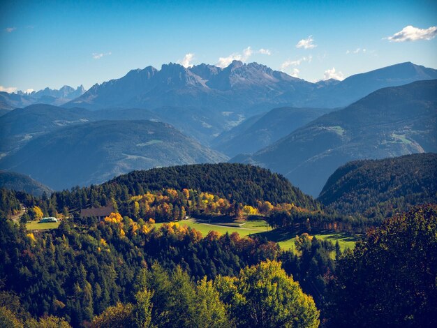 Zdjęcie sceniczny widok gór na tle nieba