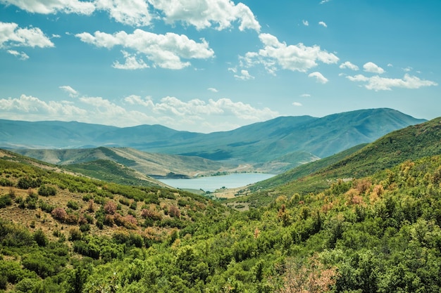 Sceniczny widok gór na tle nieba
