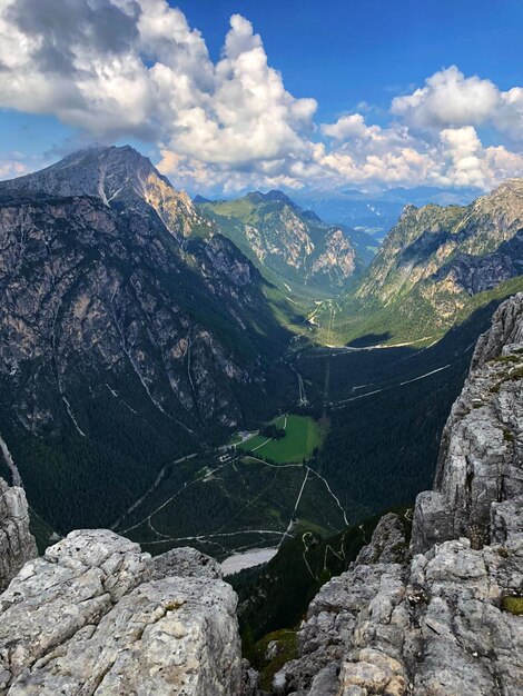 Zdjęcie sceniczny widok gór na tle nieba