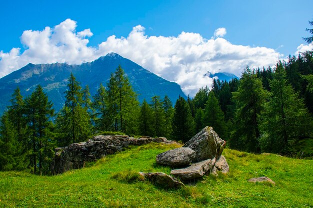 Zdjęcie sceniczny widok gór na tle nieba