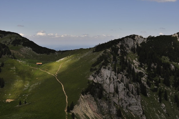 Zdjęcie sceniczny widok gór na tle nieba