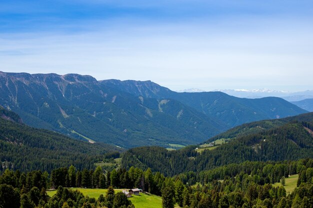 Zdjęcie sceniczny widok gór na tle nieba