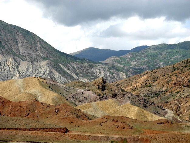 Zdjęcie sceniczny widok gór na tle nieba