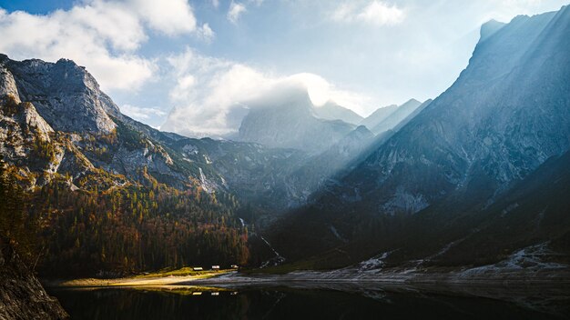 Zdjęcie sceniczny widok gór na tle nieba