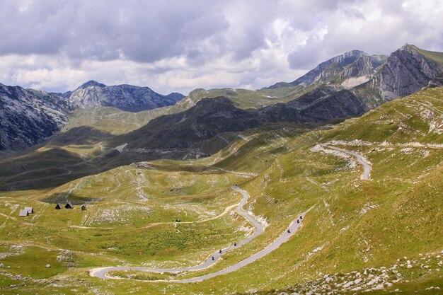 Zdjęcie sceniczny widok gór na tle nieba