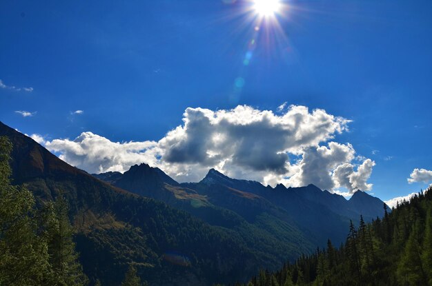 Zdjęcie sceniczny widok gór na tle nieba