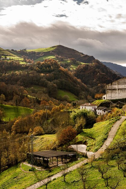 Sceniczny widok gór na tle nieba