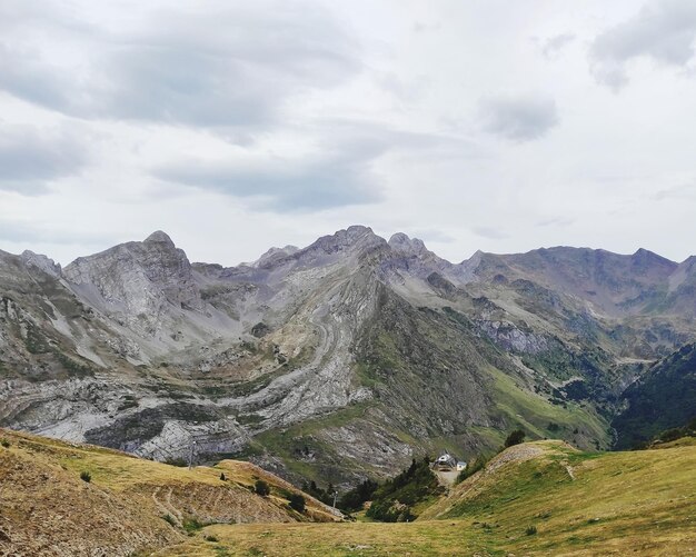 Zdjęcie sceniczny widok gór na tle nieba