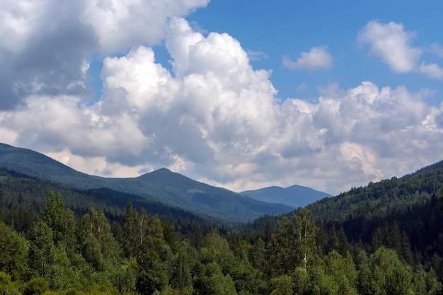 Sceniczny widok gór na tle nieba