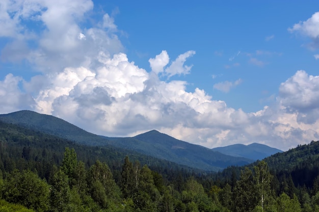 Sceniczny widok gór na tle nieba
